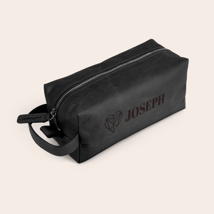 Geantă de toaletă din piele gravată Trusă de toaletă personalizată din piele neagră, gravată cu numele Joseph și un model tip inimă. Începe-ți ziua cu stil.