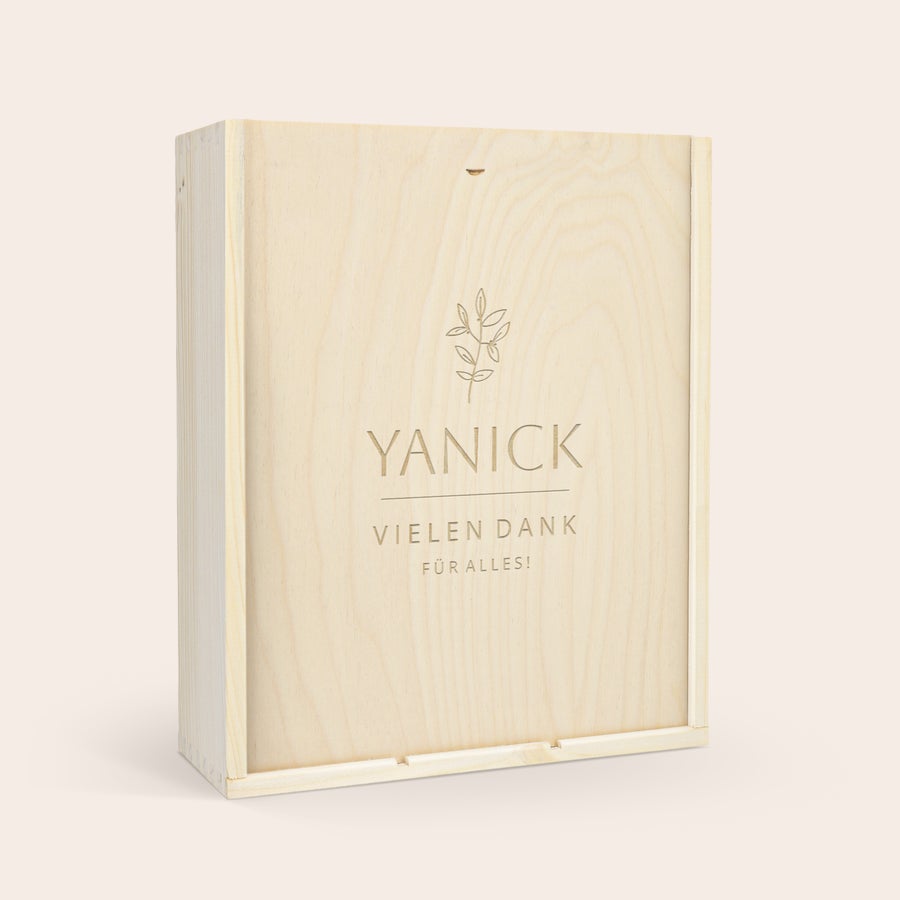 Wein Maison de la Surprise Geschenkset Wein Geschenkset Maison de la Surprise in Holzkiste mit "Yanick vielen Dank für alles!" per Laser graviert