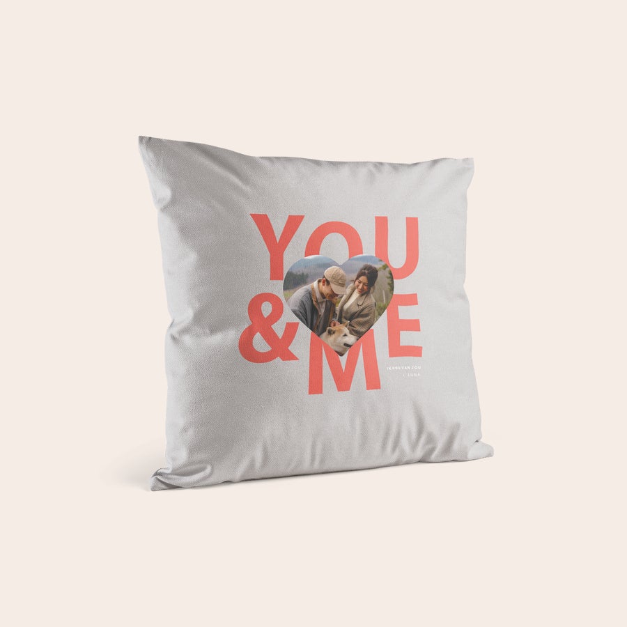 Kussens bedrukken Super zacht wit kussen met rood "YOU & ME" design. Bedrukt met een gepersonaliseerde hartvormige foto van een stel en hond.