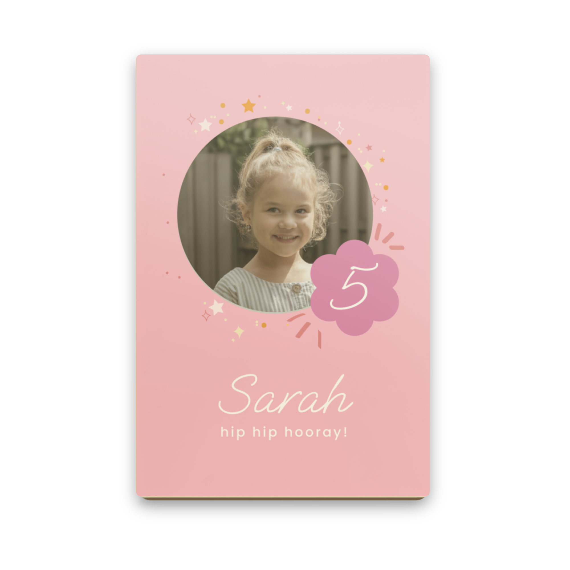 Personalizirano čokoladno pismo z dekliško fotografijo in številko 5, Sarah, hip hip hooray, natisnjeno v roza barvi