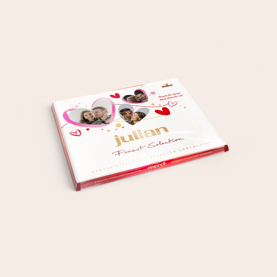 Personlig presentförpackning med Merci-choklad och gratulationskort Merci-chokladask med personligt kort, tryckt med namn "Julian" och personliga foton.