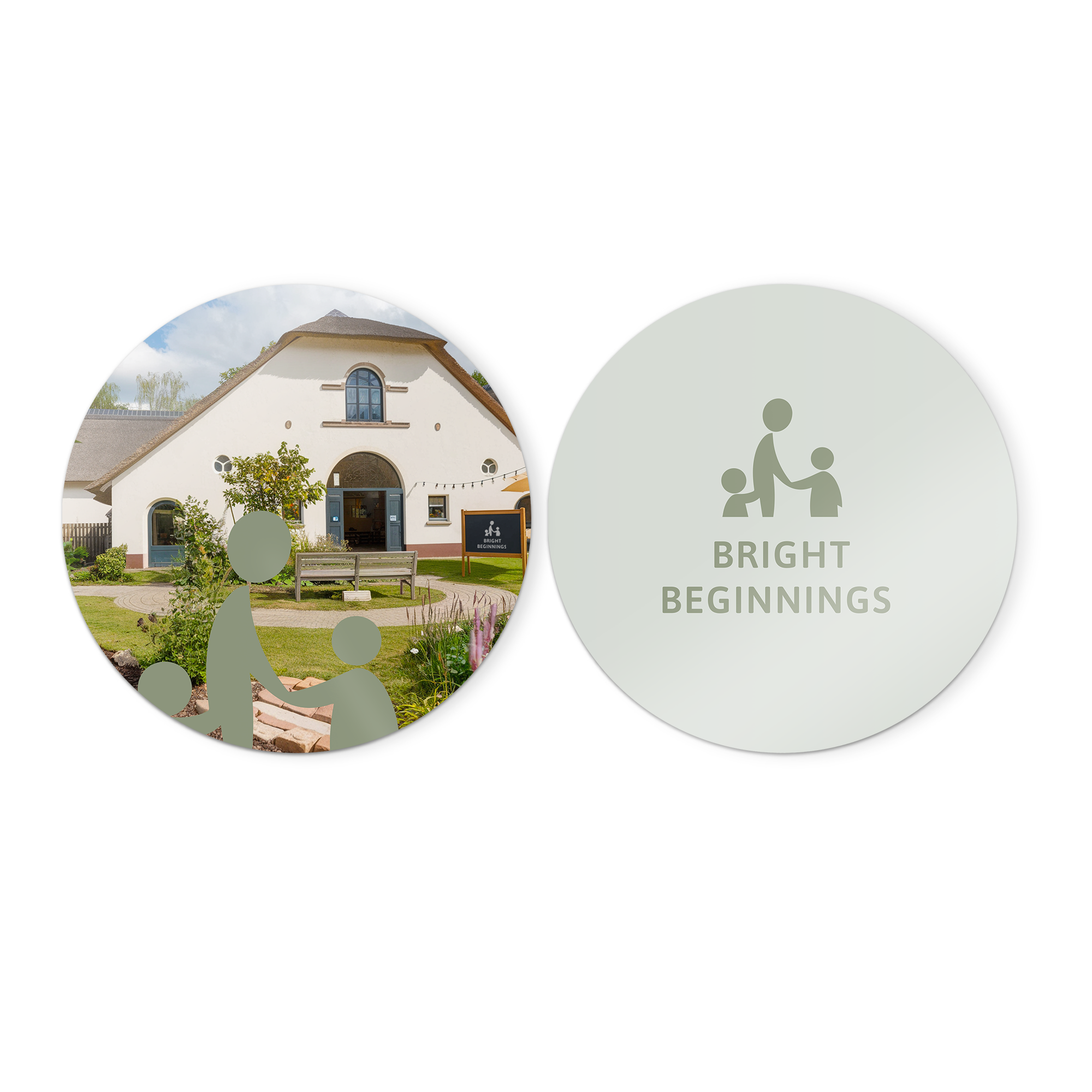 Două panouri decorative rotunde personalizate. Unul imprimat cu o casă și natură, celălalt cu un logo și textul BRIGHT BEGINNINGS. Decorează-ți peretele cu panouri decorative din lemn.