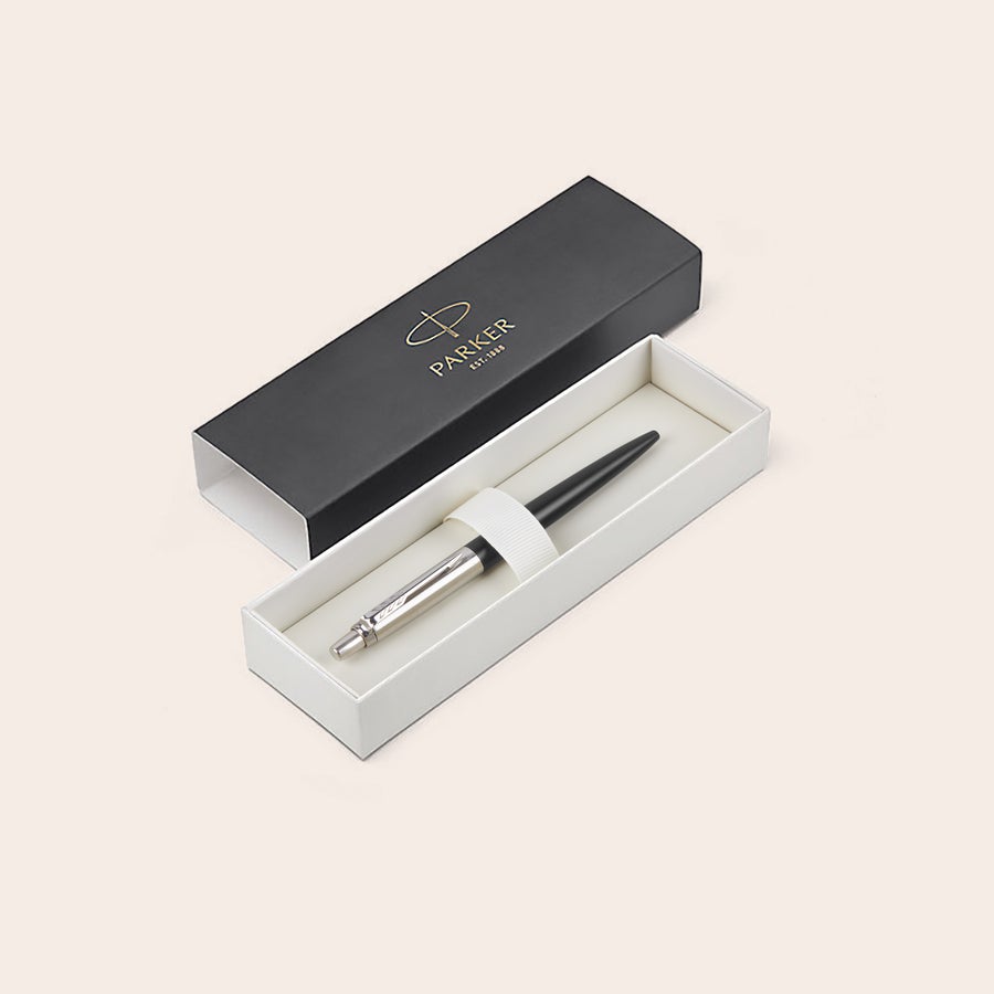Parker - Jotter - grawerowane pióro Czarne pióro Parker Jotter z grawerowanym projektem w otwartym pudełku