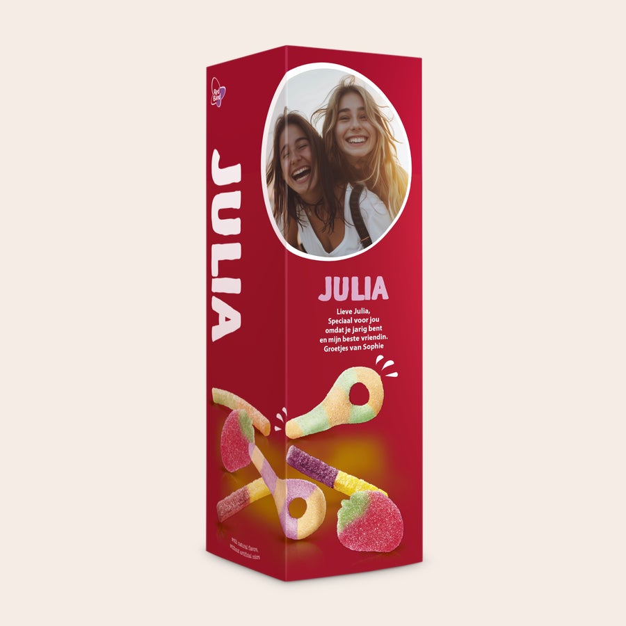 Gepersonaliseerd Red Band cadeaupakket Rode giftbox met snoepmix, bedrukt met foto van twee lachende vrouwen, de naam Julia en tekst Lieve Julia, speciaal voor jou omdat je jarig bent en mijn beste vriendin. Groetjes van Sophie.