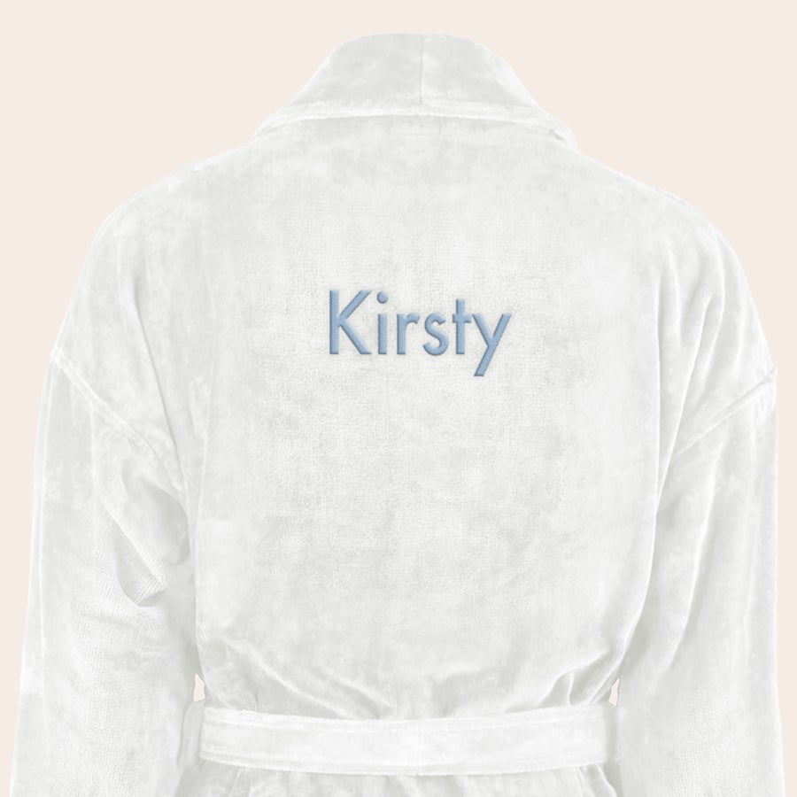 Kopalni plašč - ženske Bel mehak kopalni plašč z izvezenim modrim imenom Kirsty, personaliziran z vašim besedilom.