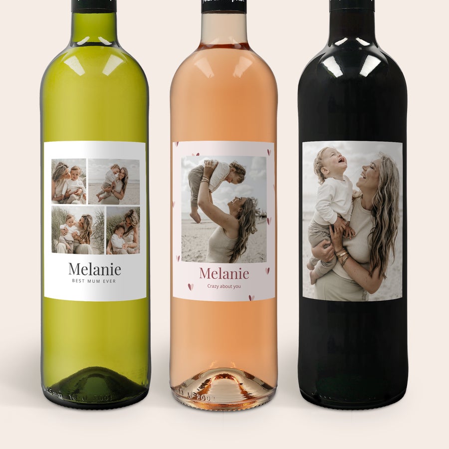 Confezione Vino Personalizzato Maison de la Surprise Tre bottiglie di vino Maison de la Surprise con etichetta personalizzata stampata con foto e testo Melanie