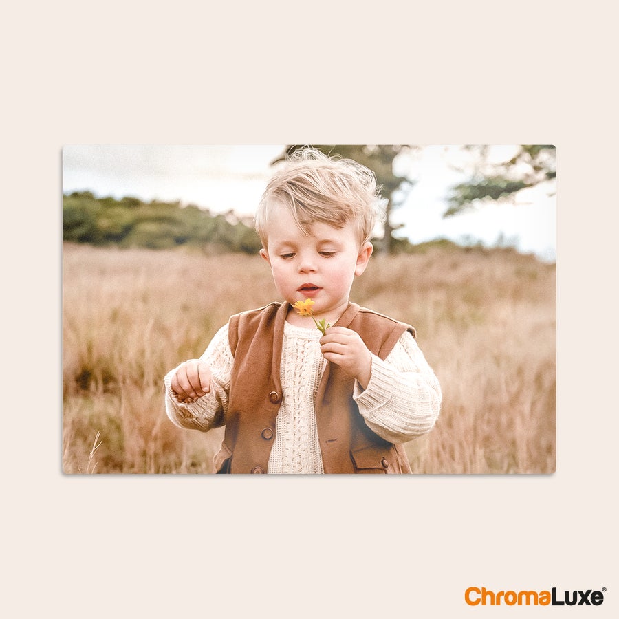 Instagram fotokollage En pojke håller en blomma på ett Instagram fotokollage i aluminium, tryckt med egen bild