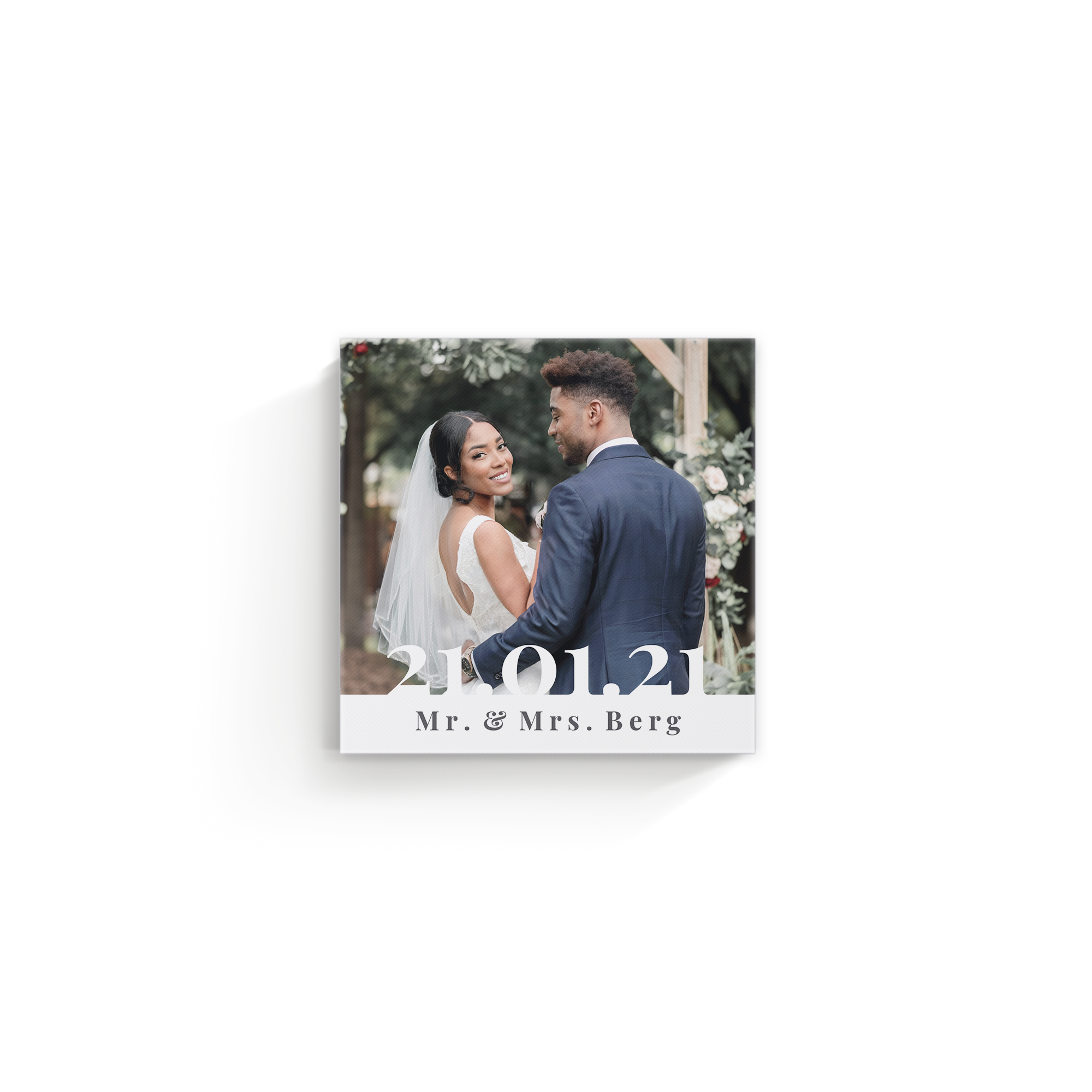 Personlig tilpasset lerretsbilde med et par, trykt med datoen 21.01.21 og teksten Mr. & Mrs. Berg.
