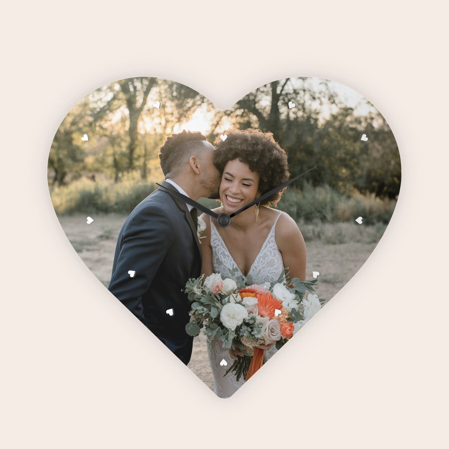Óra - Szív Szív alakú, személyes óra fotóval, egy mosolygó párról esküvői ruhában.