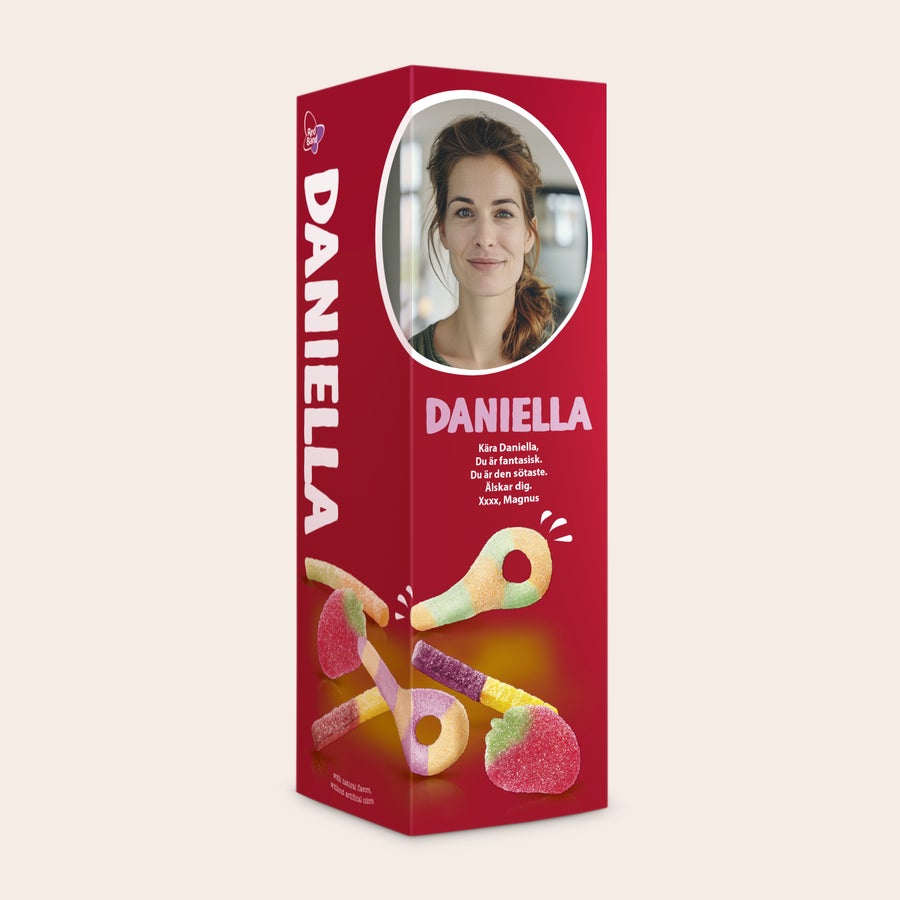 Personlig presentförpackning med godis från Red Band En personlig presentförpackning med Red Band godismix, tryckt med ett foto, namnet Daniella och en kärlekshälsning.