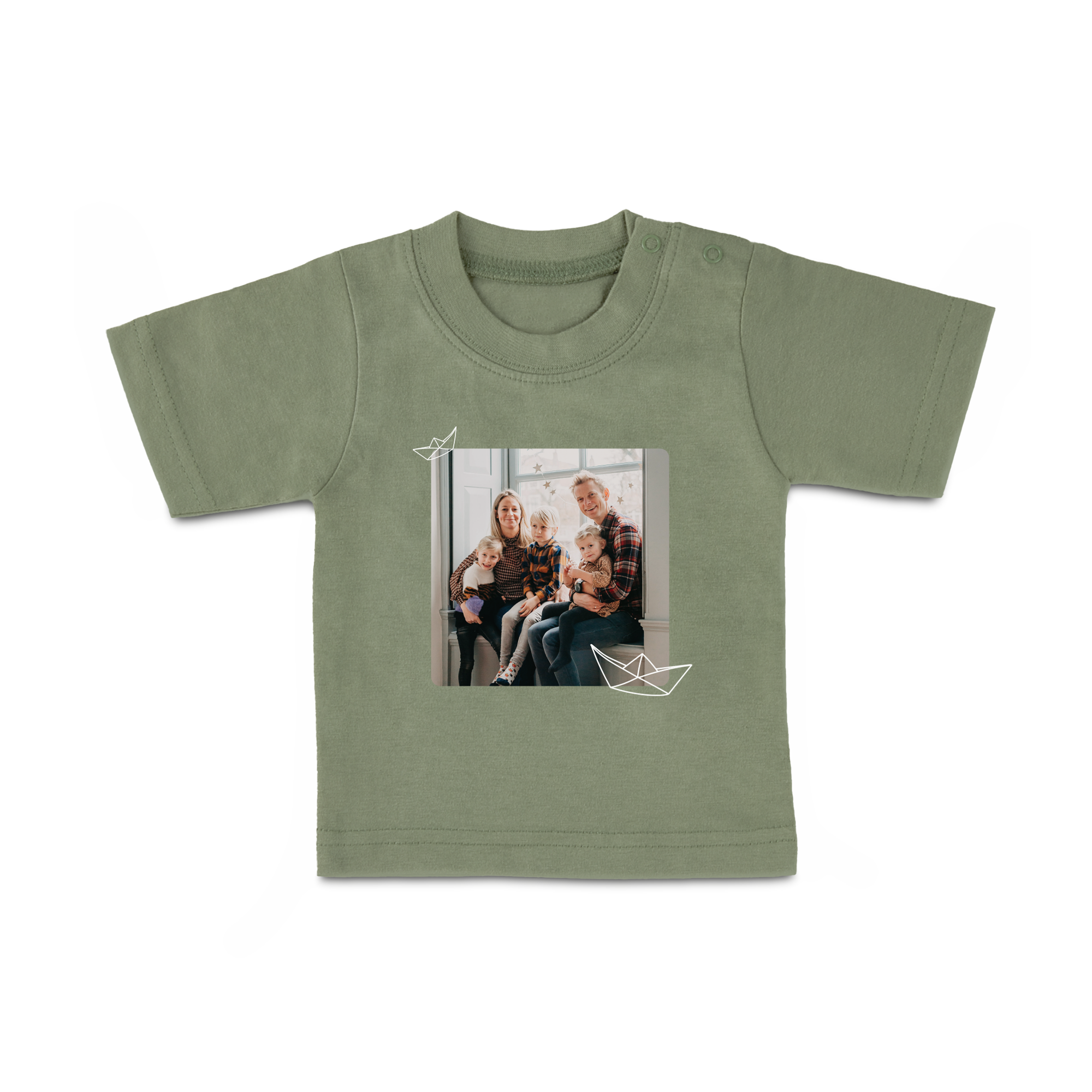 Olijfgroen baby shirt met een foto van een gezin en papieren bootjes, bedrukt met eigen foto.