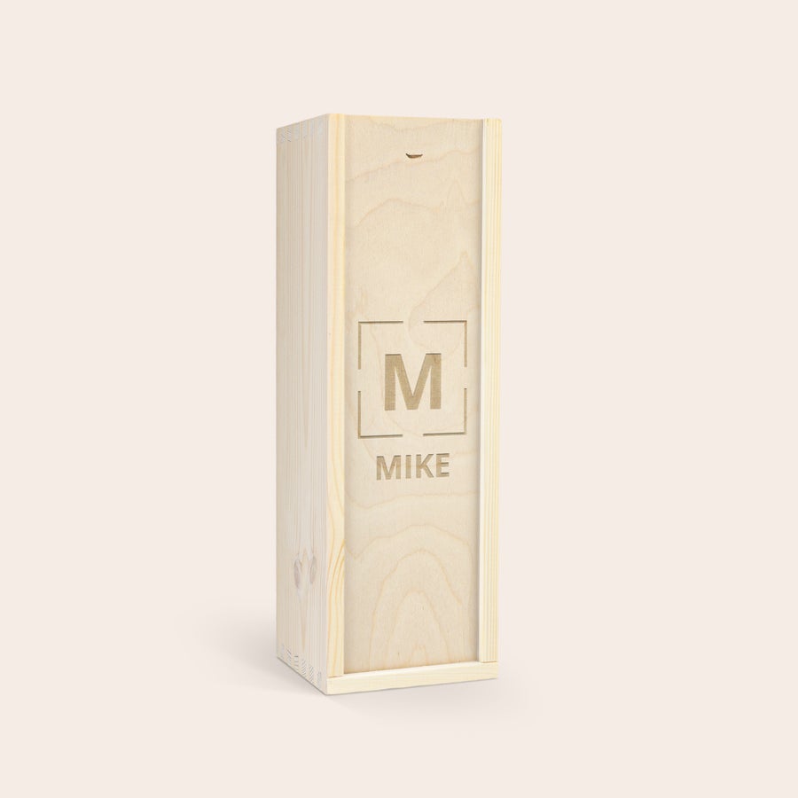 Personalizowane wino bezalkoholowe Vintense Blanc 0% Drewniana skrzynka na wino z grawerowanym inicjałem M oraz imieniem Mike, do samodzielnego zaprojektowania