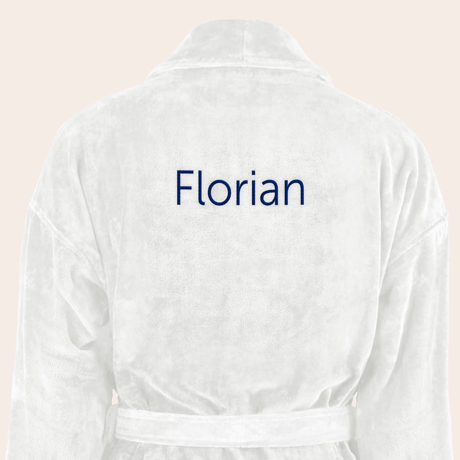 Bademantel Männer personalisiert Weißer Bademantel mit dem Namen Florian in Dunkelblau auf dem Rücken bestickt. Ihr eigener Bademantel mit Namen bestickt!