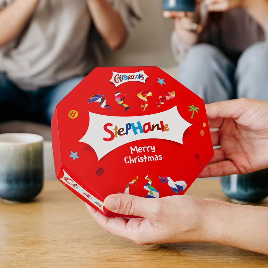 Caixa de comemorações com nome Caixa de comemorações vermelha personalizada com o nome Stephanie e a mensagem Merry Christmas impressos.