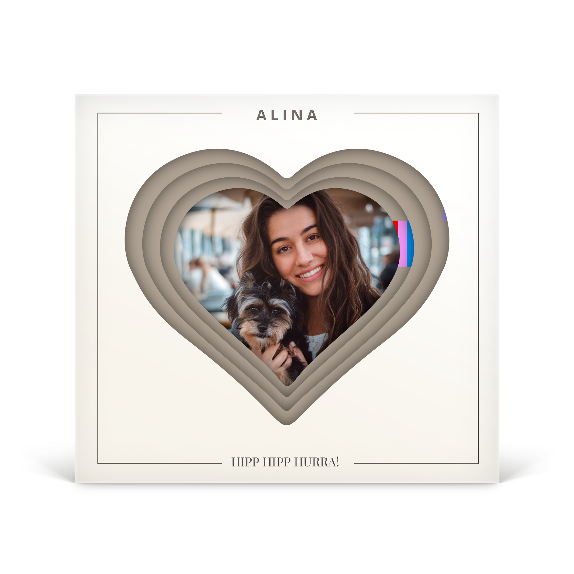 Gestalte deine eigene Milka Herzen 3D-Geschenkbox mit einem Foto einer Frau und einem Hund, bedruckt mit "ALINA" und "HIPP HIPP HURRA!"