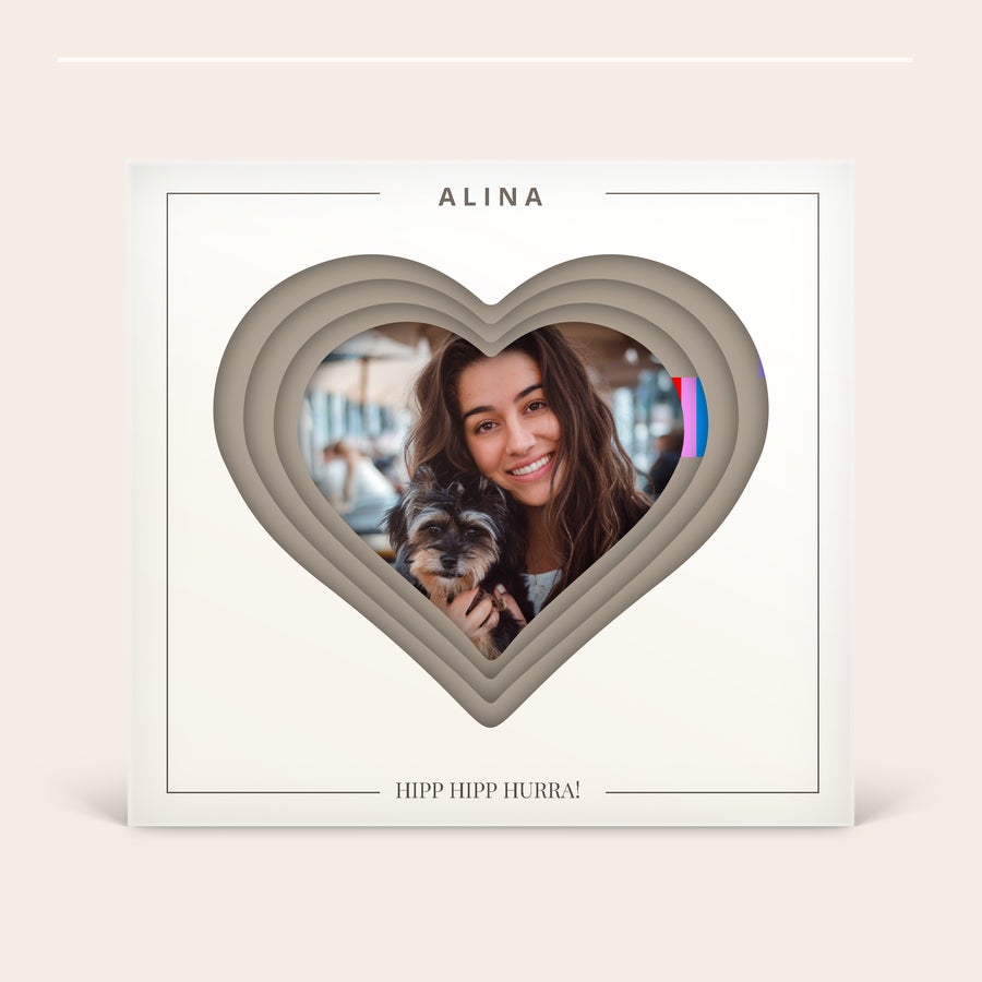Milka herzen in einer 3D-Box Gestalte deine eigene Milka Herzen 3D-Geschenkbox mit einem Foto einer Frau und einem Hund, bedruckt mit "ALINA" und "HIPP HIPP HURRA!"