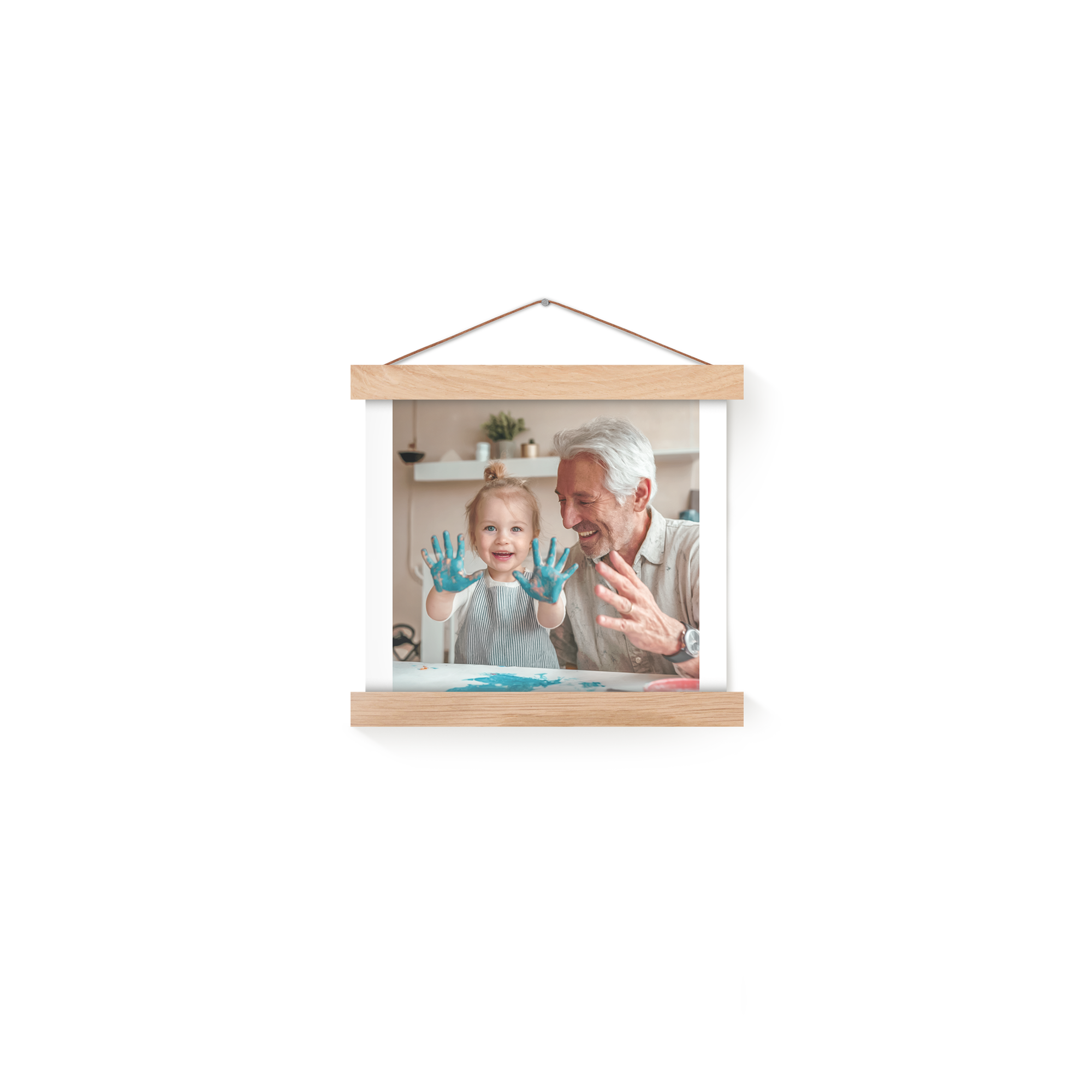 Personlig plakat med foto af en baby og bedstefar, ophængt med et magnetisk plakatophæng af egetræ.