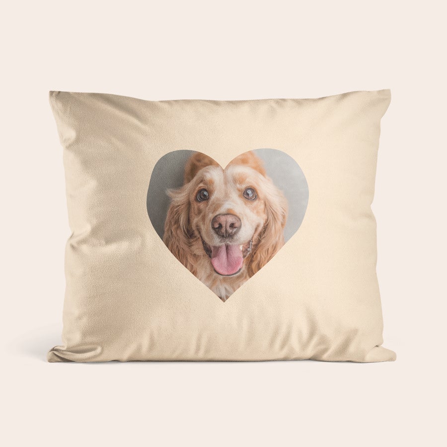 puter Beige personlig pute med et bilde av en smilende hund formet som et hjerte.