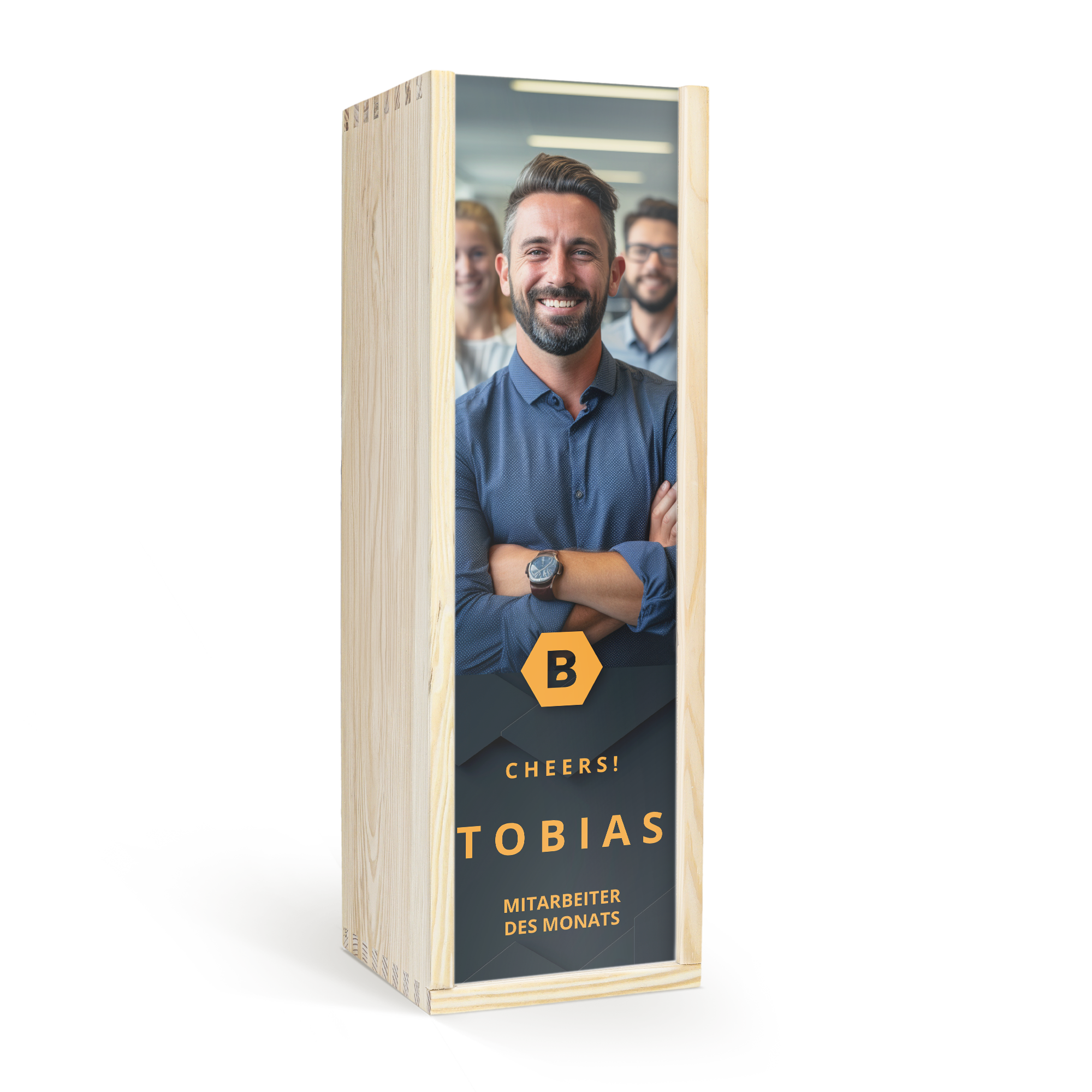 Personalisierte Holzkiste für Hendrick´s Gin mit Foto eines Mannes, Text "Cheers! Tobias Mitarbeiter des Monats" bedruckt