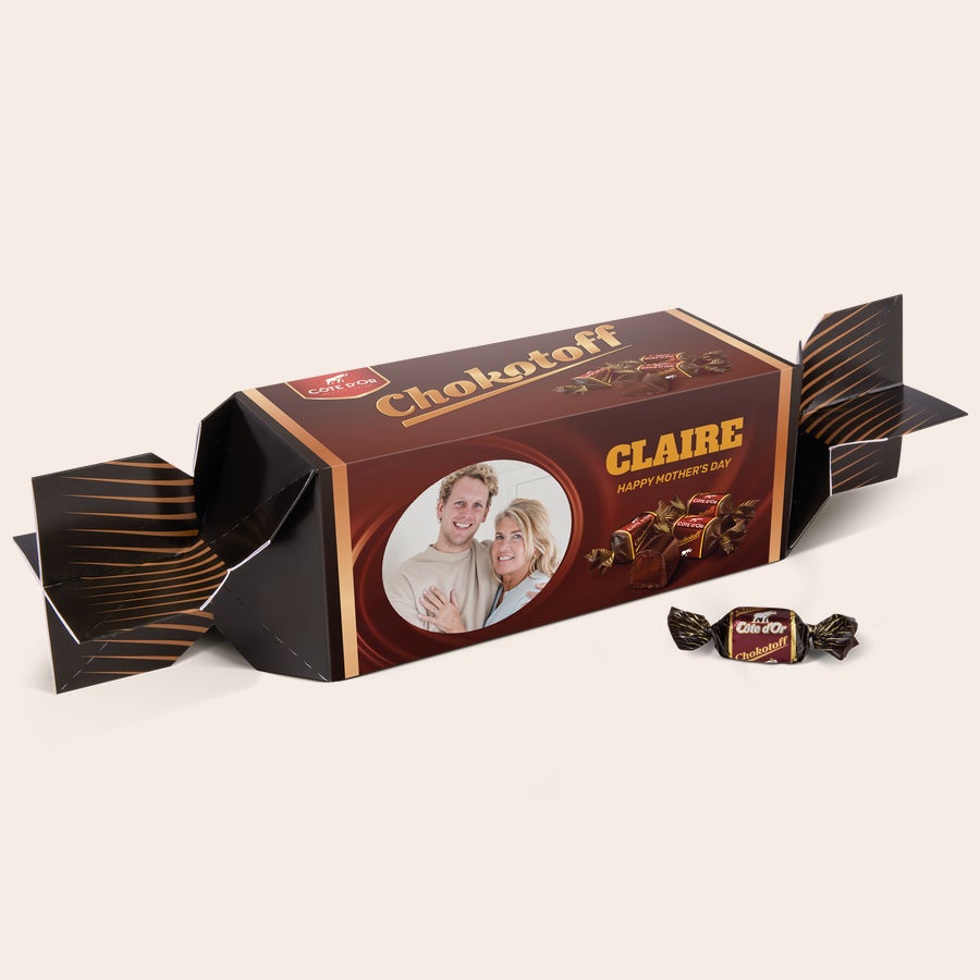 Personlig Chokotoff gave XXL Chocotoff-sjokolade med et trykt bilde av et par, teksten "Claire" og "Happy Mother's Day".