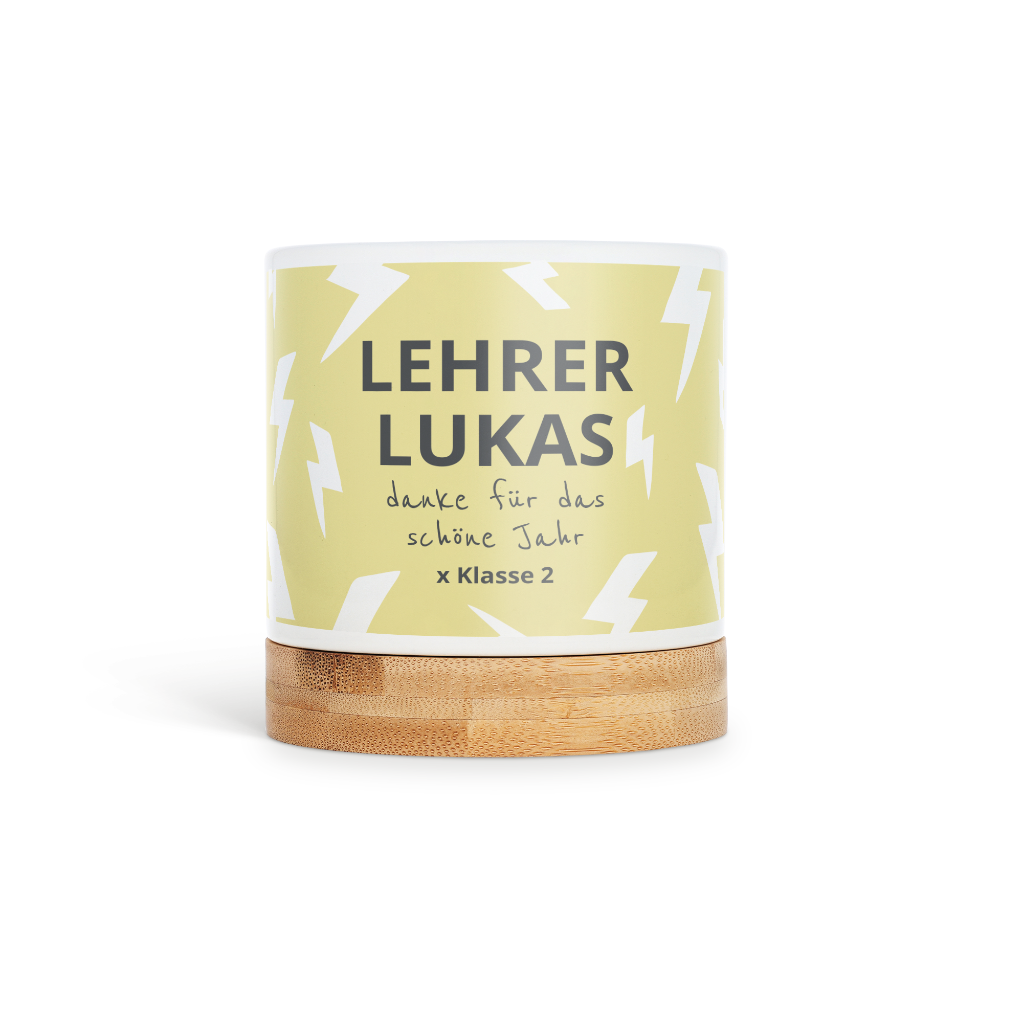 Personalisierter Blumentopf mit Blitzmuster und Text "Lehrer Lukas danke für das schöne Jahr x Klasse 2" bedruckt, auf Bambusuntersetzer.