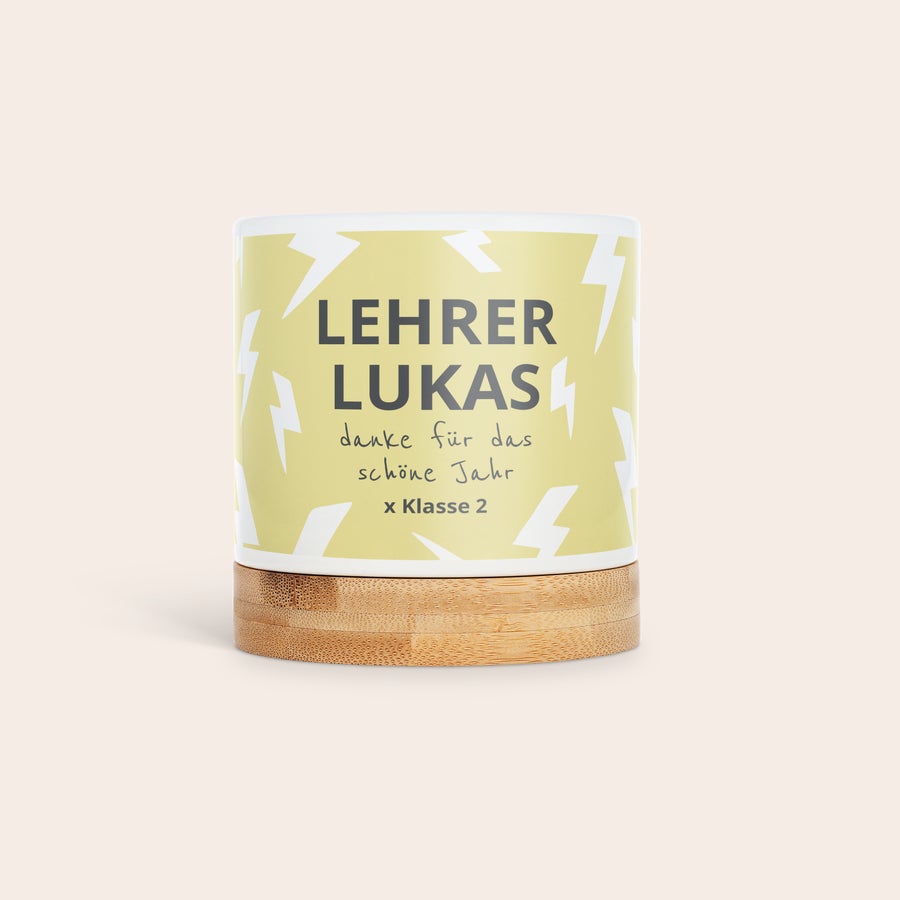 Blumentopf mit Foto Personalisierter Blumentopf mit Blitzmuster und Text "Lehrer Lukas danke für das schöne Jahr x Klasse 2" bedruckt, auf Bambusuntersetzer.