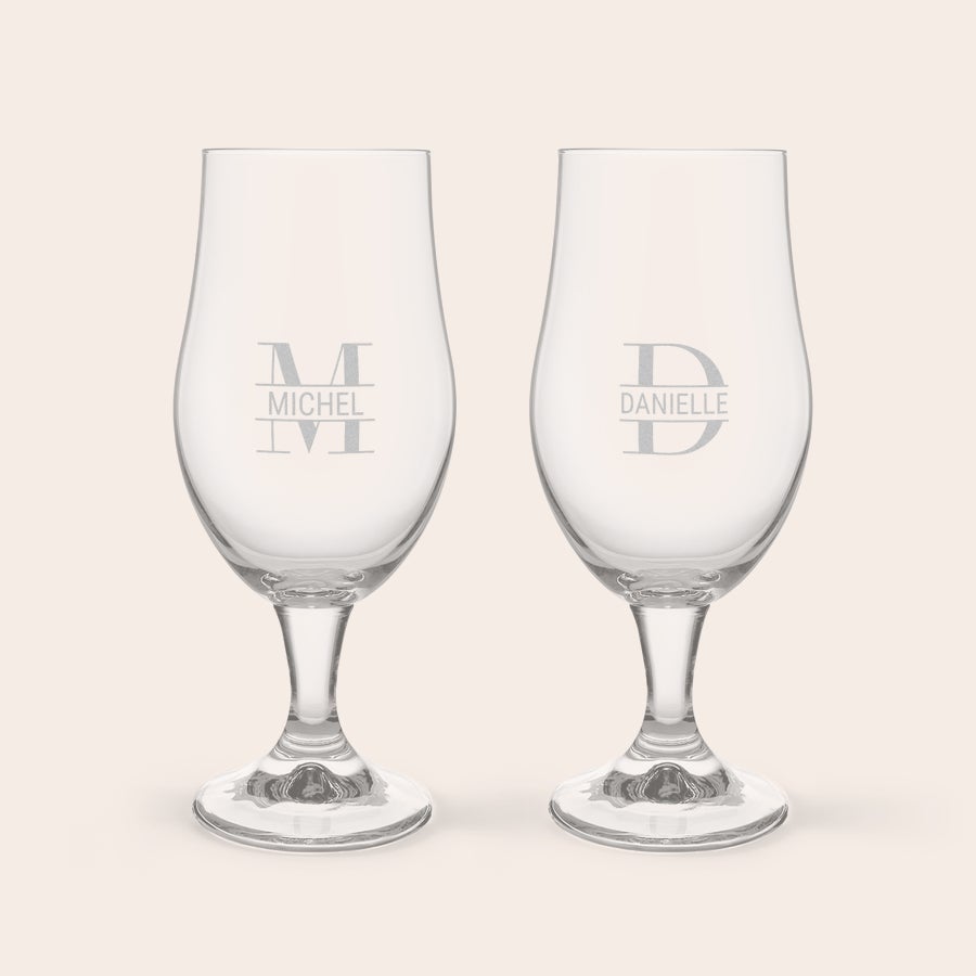 Coffret apéro avec bouteille de bière, verres gravés et décapsuleur Deux verres à bière personnalisés avec le prénom gravé Michel et Danielle, un cadeau pour amateur de bière.