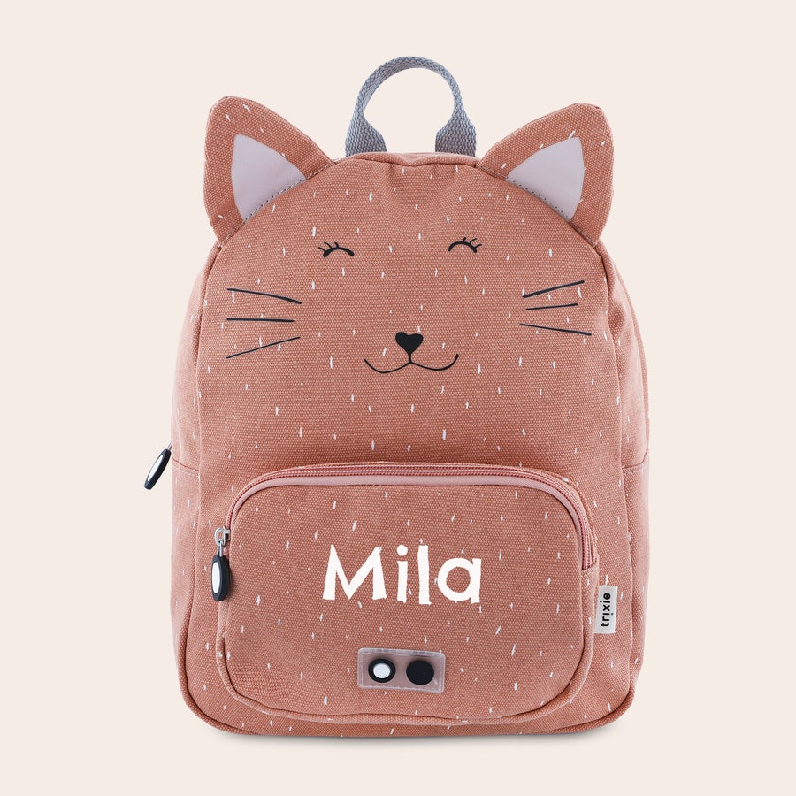 Mochila Infantil Personalizada - Trixie Mochila infantil Trixie em forma de gata cor-de-rosa com o nome Mila impresso no bolso frontal.