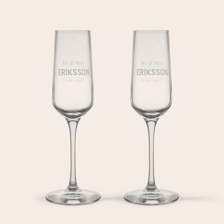 Champagneglas Två personliga kristallglas för champagne graverade med Mr & Mrs Eriksson 12 04 2021