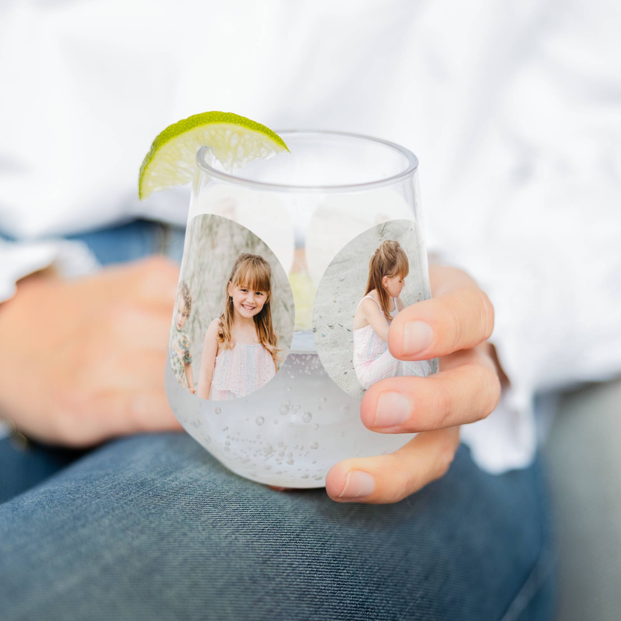 Vaso de agua elegante de plástico con fotos impresas de niños y una rodaja de lima para un picnic