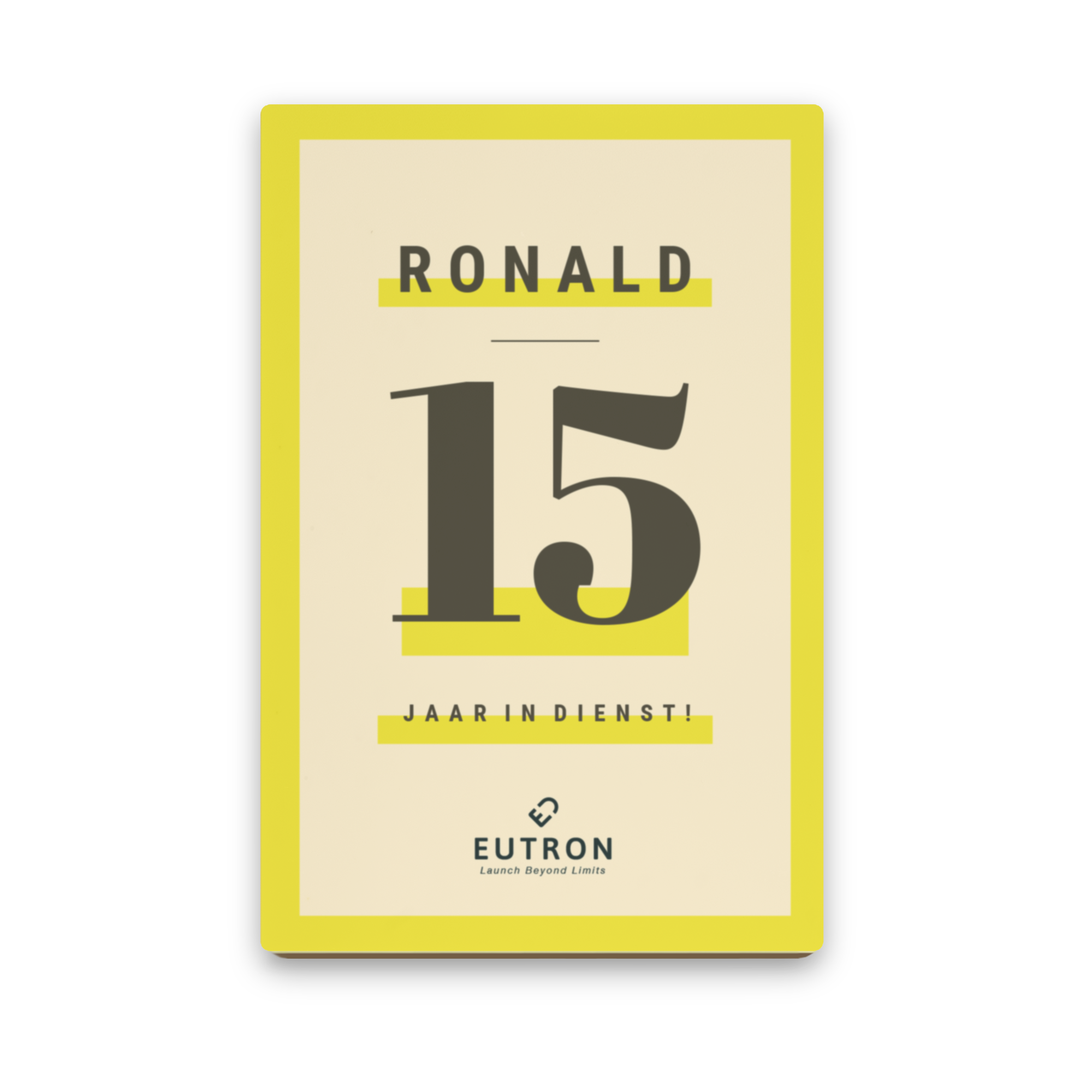 Gepersonaliseerde chocoladekaart met de naam Ronald, 15 jaar in dienst en een logo, bedrukt met een foto.