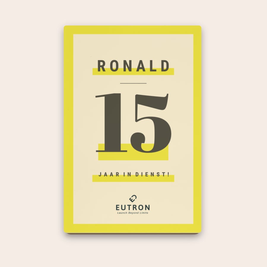 Gepersonaliseerde chocoladeletter Sinterklaas Gepersonaliseerde chocoladekaart met de naam Ronald, 15 jaar in dienst en een logo, bedrukt met een foto.