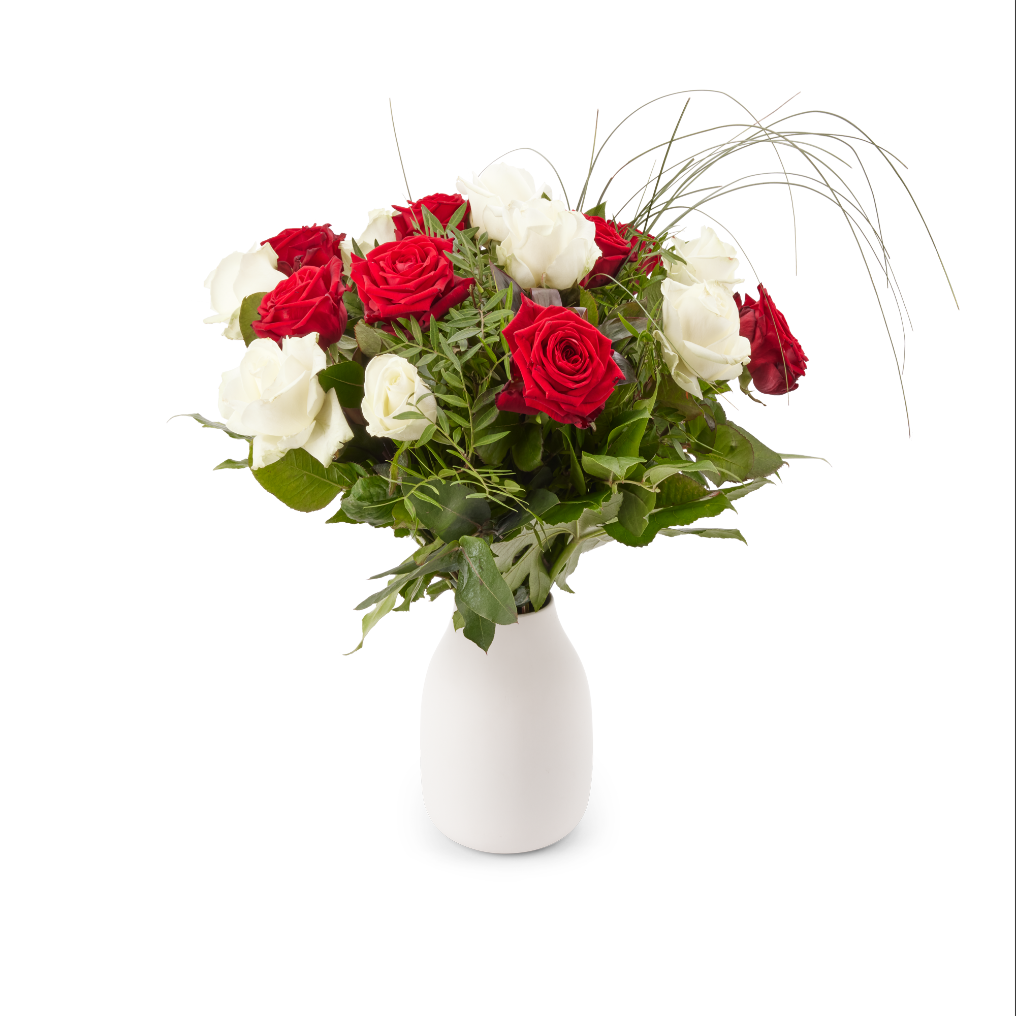 Boeket rode en witte rozen met groen, geleverd met een gepersonaliseerd cadeaukaartje.