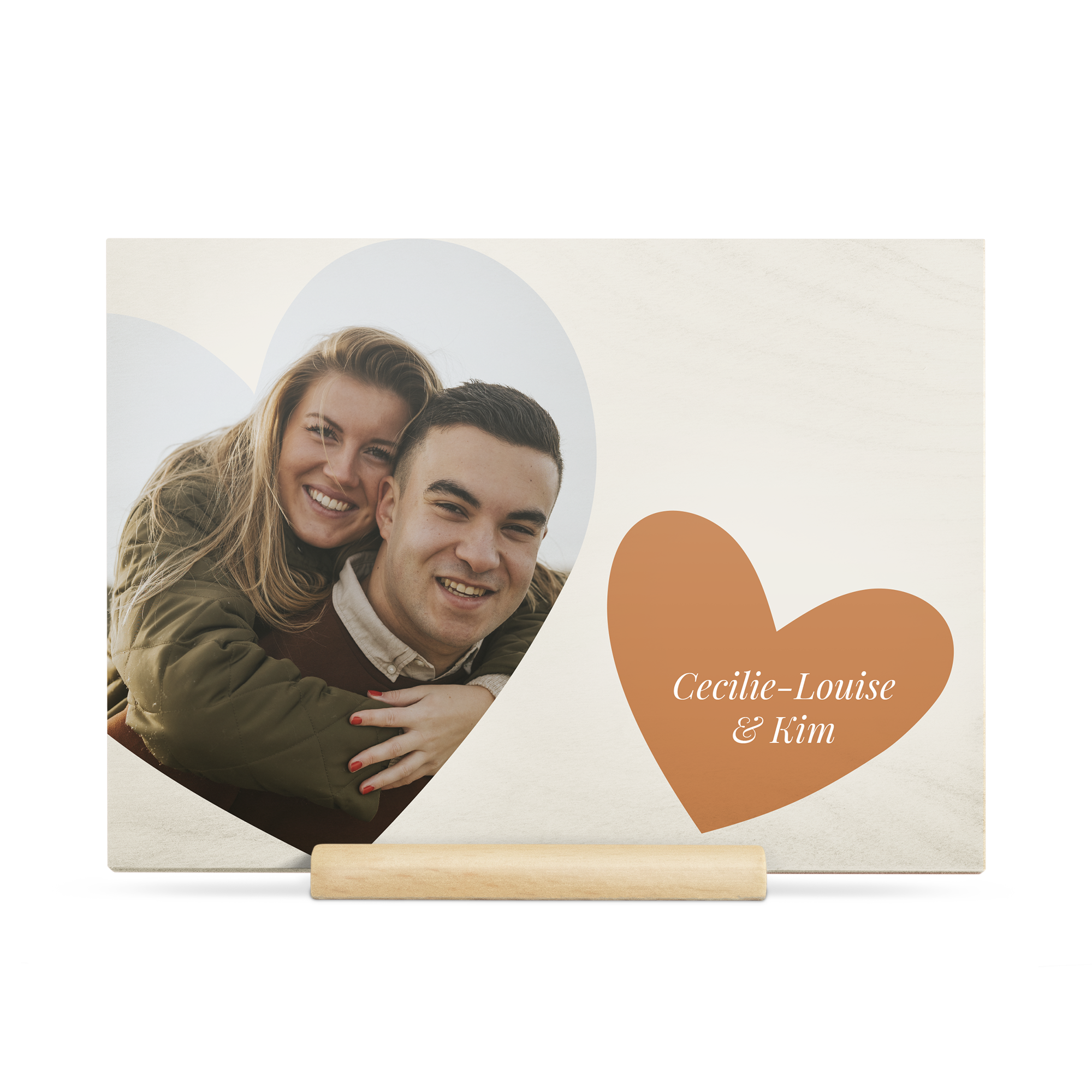 Trækort til valentinsdag med trykt billede af par og navnene Cecilie-Louise & Kim på et hjerte