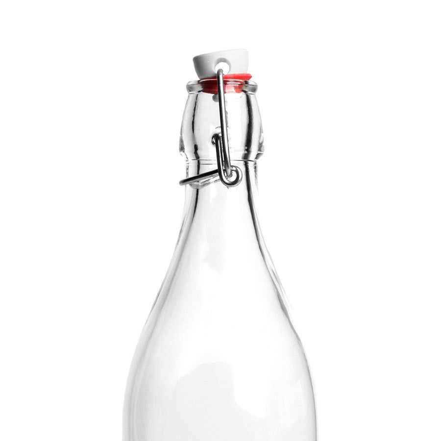 Transparente Bügel-Wasserflasche aus Glas mit weißem Keramikverschluss und roter Gummidichtung, personalisierbar.