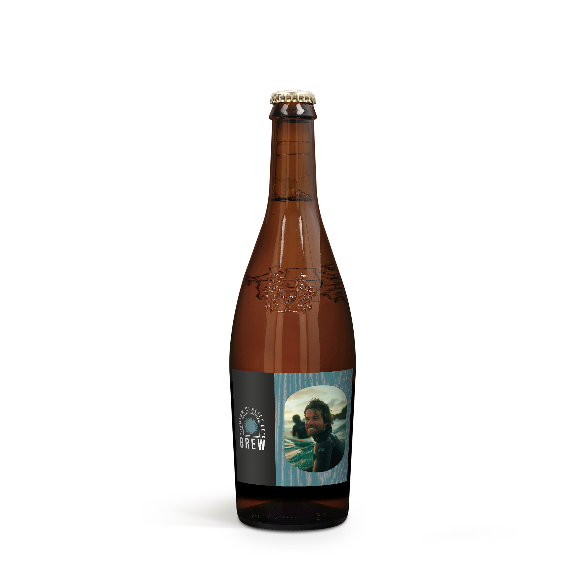 Sticlă de bere premium cu etichetă personalizată prin imprimare foto a unui bărbat zâmbitor.