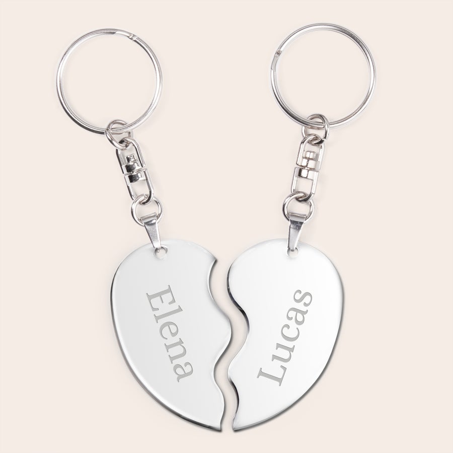 Breloc - Half Heart Brelocuri argintii tip inimă, gravate cu numele Elena și Lucas, un cadou personalizat pentru cuplu.