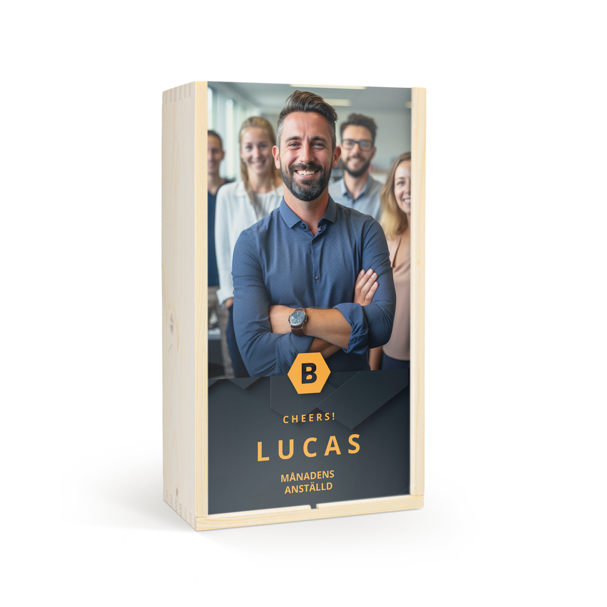 Personlig vinlåda av trä, tryckt med foto av ett team och texten Lucas Månadens Anställd. Ge bort en flaska med en personlig låda tryckt med ditt foto.