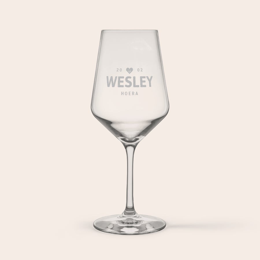 Rode wijnglazen graveren Gepersonaliseerd kristallen wijnglas gegraveerd met de naam Wesley, datum 20-03 en 'Hoera'