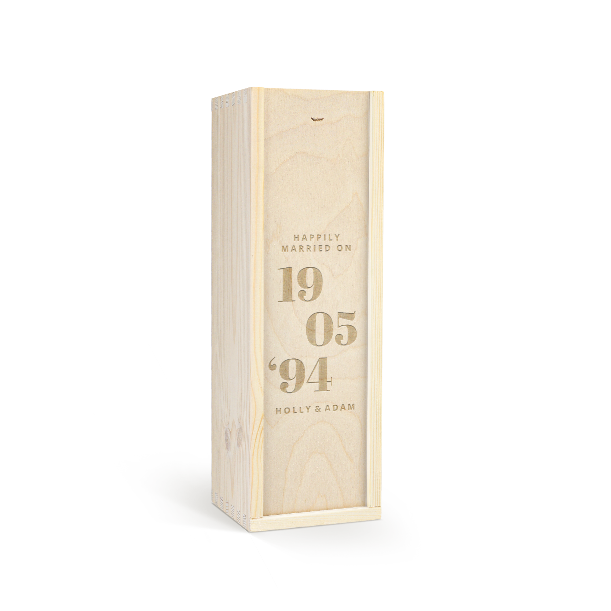 Dřevěná krabice s lahví likéru Ricard Pastis, vygravírovaná jménem a datem Holly a Adam 19 05 94.