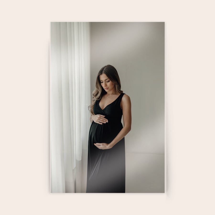 Photo on Acrylic Personalized photo on acrylic with a printed image of a pregnant woman holding her belly, immortalizing a memorable moment.