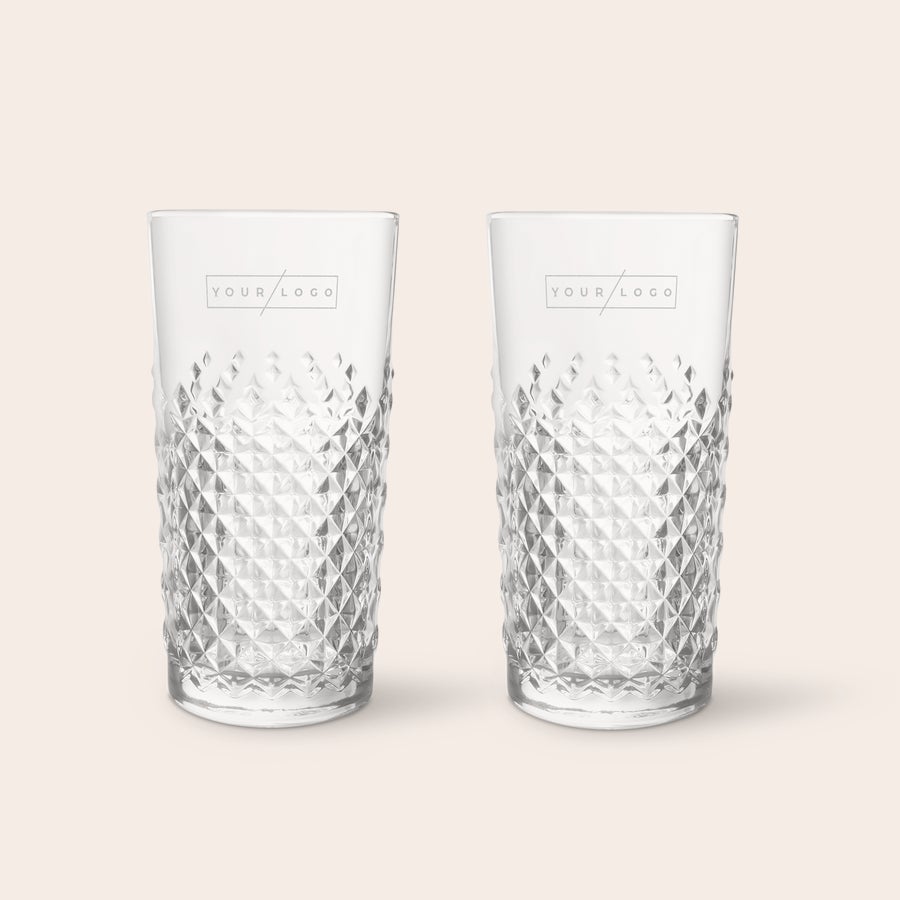 Cocktailpresentset - Graverade glas Två personliga cocktailglas, graverade med din egen text eller logotyp för att överraska en cocktailentusiast.