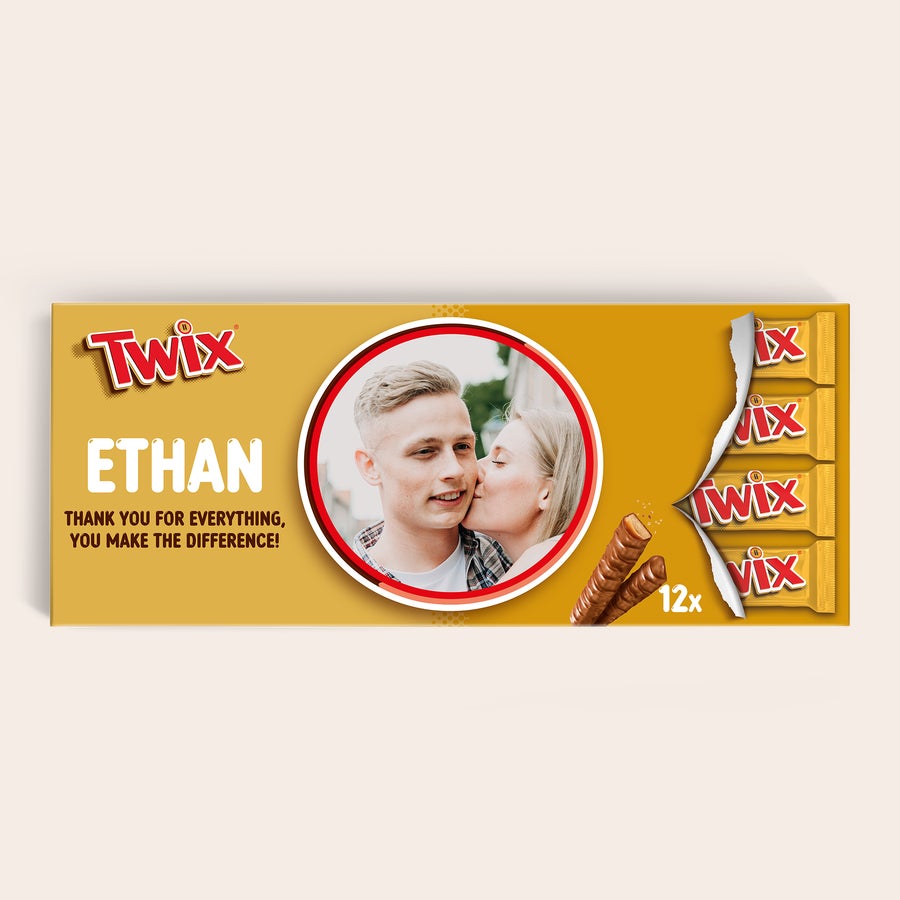 Barra de chocolate personalizada XXL Twix Esta barra de chocolate XXL Twix personalizada é uma grande surpresa com um nome impresso e uma foto na embalagem amarela e vermelha.