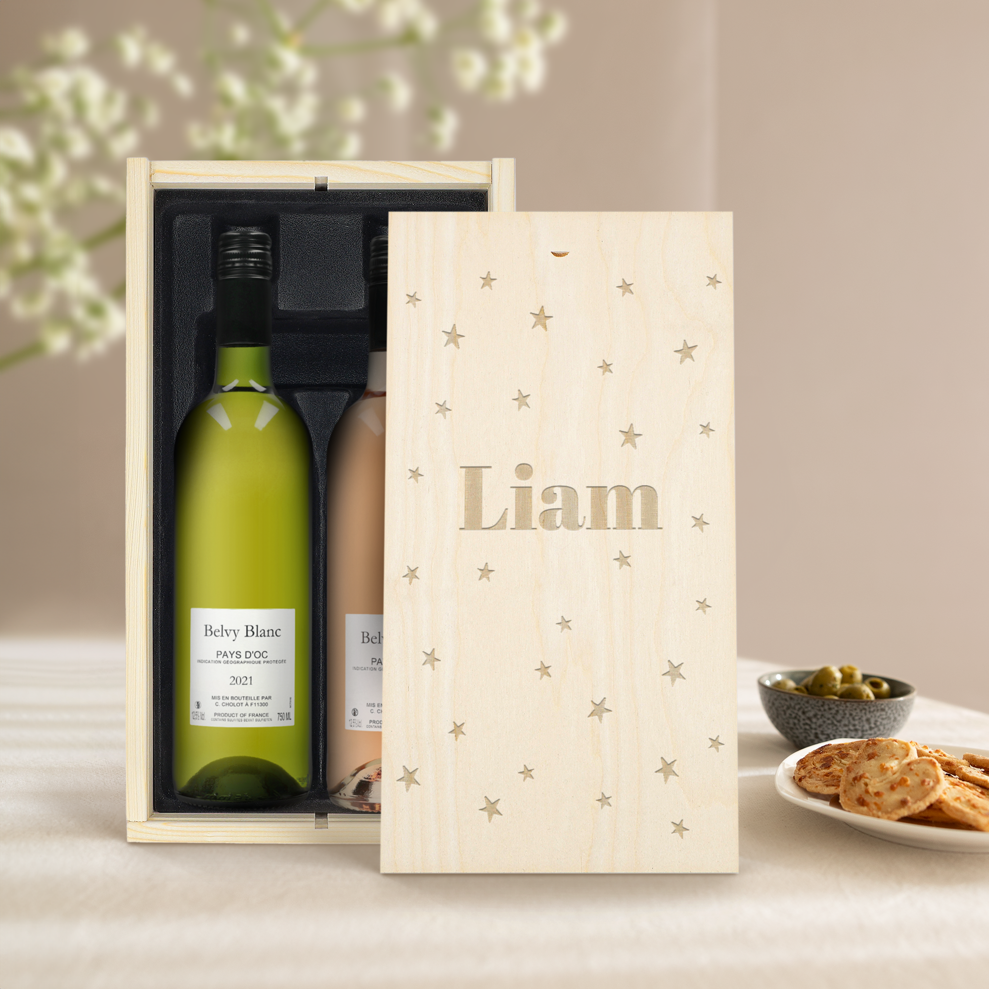 Luxe Belvy wijnpakket met twee flessen in een houten kist, gegraveerd met de naam Liam en sterren