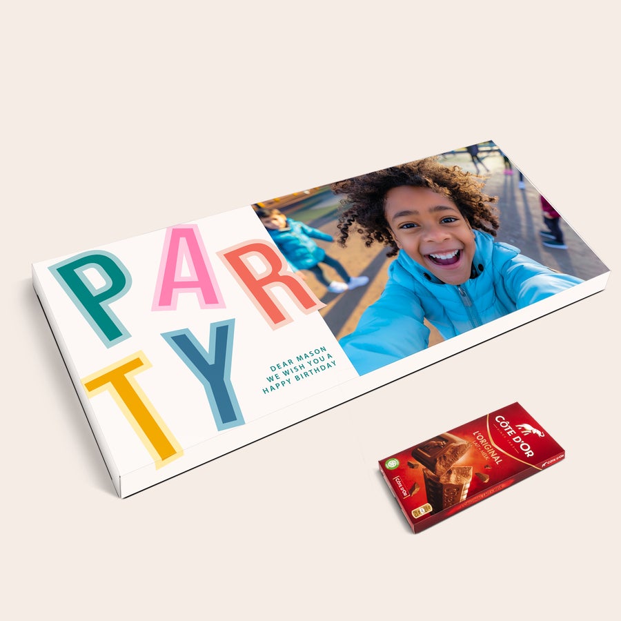 Personlig Mega Côte d'or med navn og billede Mega Côte d'Or chokolade med personlig emballage printet med "Party", et foto og beskeden "Dear Mason we wish you a happy birthday"