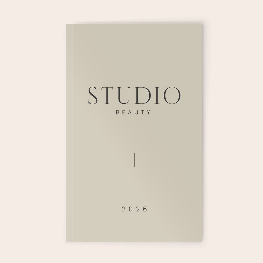 Personlig planlegger Personlig almanakk 2026 med kremfarget forside, teksten STUDIO BEAUTY og årstallet trykket.