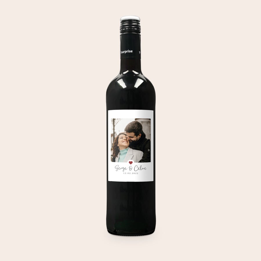 Vin Maison de la Surprise - Merlot personnalisé Bouteille de vin rouge Maison de la Surprise Merlot avec étiquette personnalisée par une photo de couple et les prénoms Serge & Céline