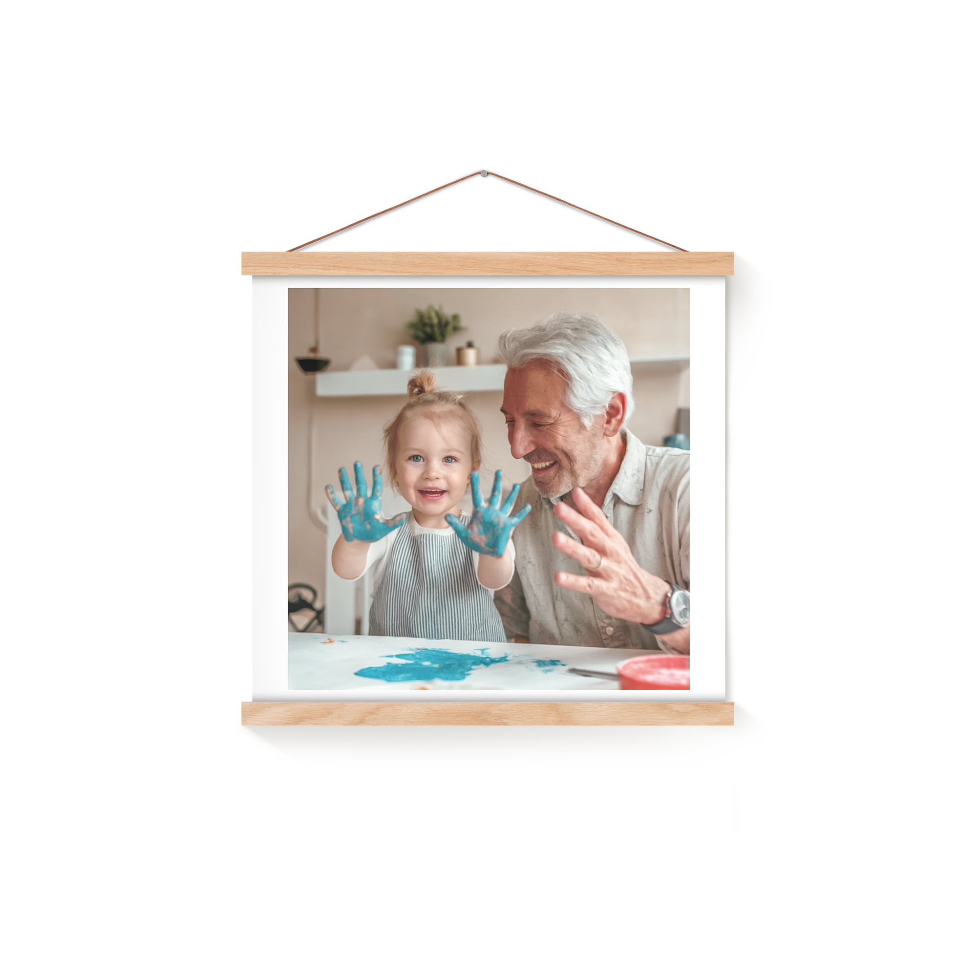Poster photo personnalisé avec grand-père et enfant aux mains peintes, imprimé et suspendu par un porte-affiche magnétique en bois.