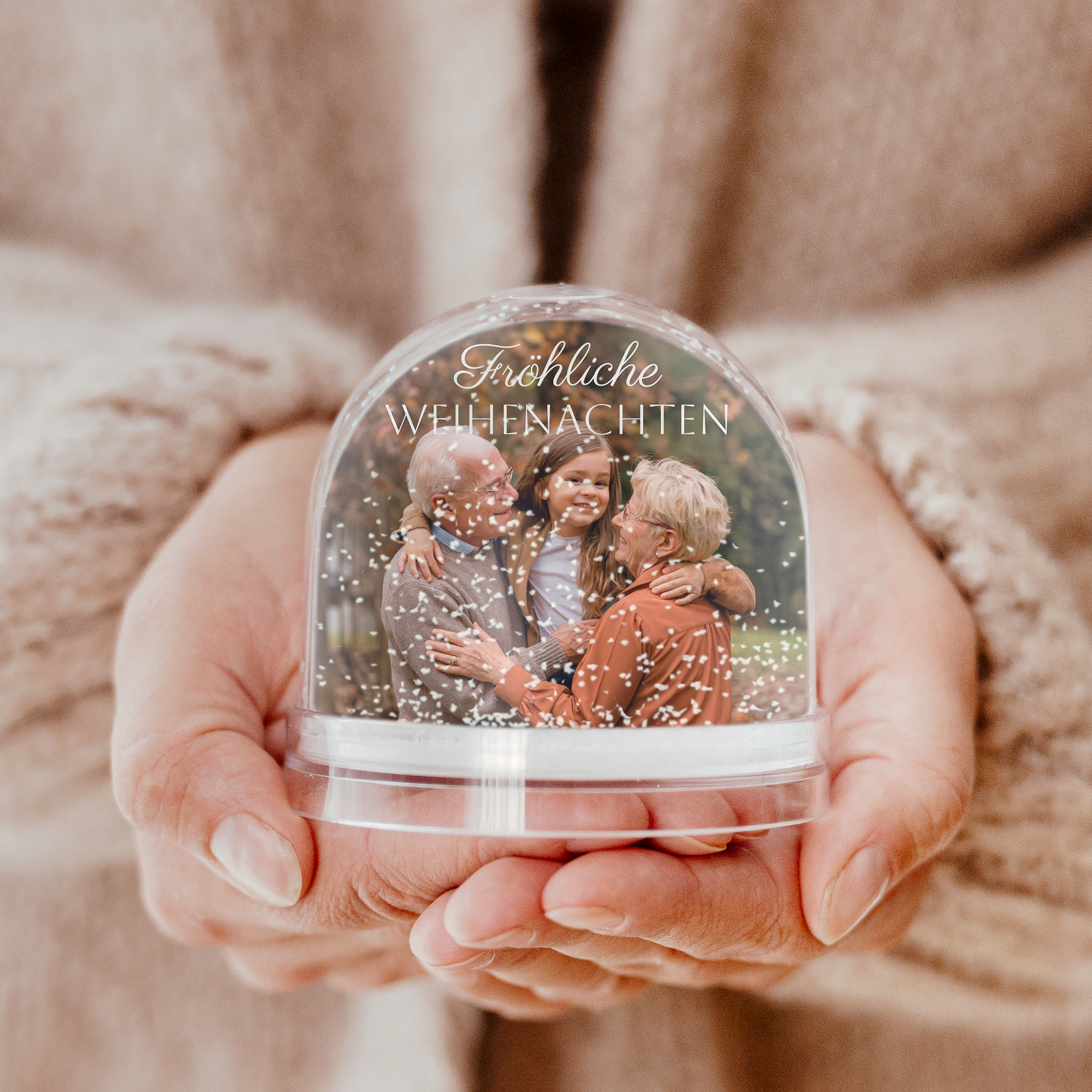 Schneekugel mit Foto - Schnee, personalisiert mit einem Familienfoto, "Fröhliche Weihnachten" Schriftzug