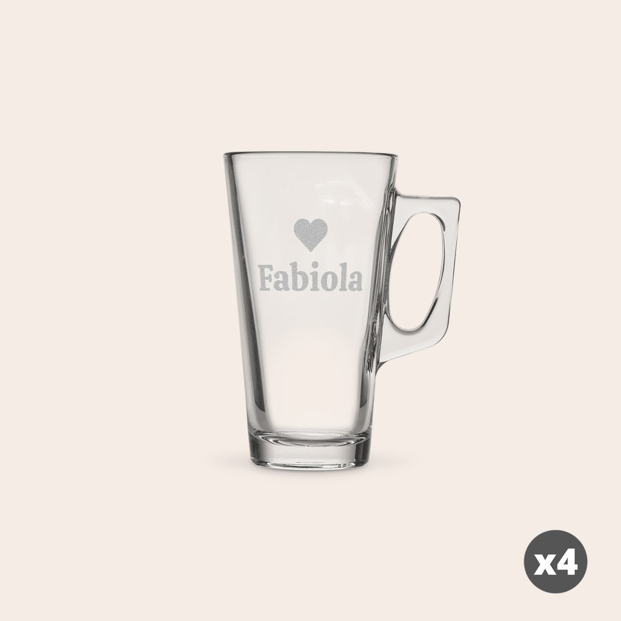 Latte macchiato glass Personlig kaffeglass, inngravert med navnet "Fabiola" og et hjerte for en deilig latte macchiato.